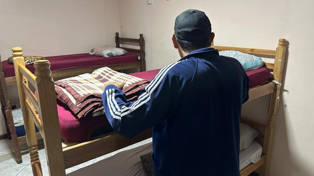 Амазонец в Санта‑Катарине потерял всё из‑за мошенничества, жил на улице и теперь работает на двух работах ради аренды в Сан‑Жозе